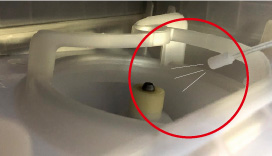 ノズルがファンに向かって噴霧している様子